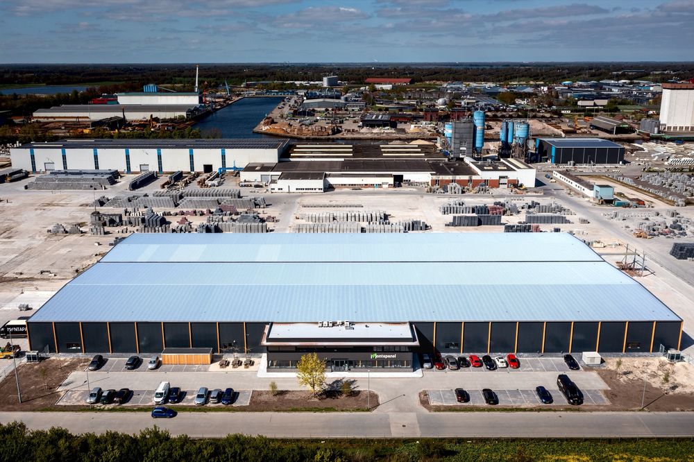 Luchtfoto van de fabriek van Montapanel aan de Tussendiepen in Drachten